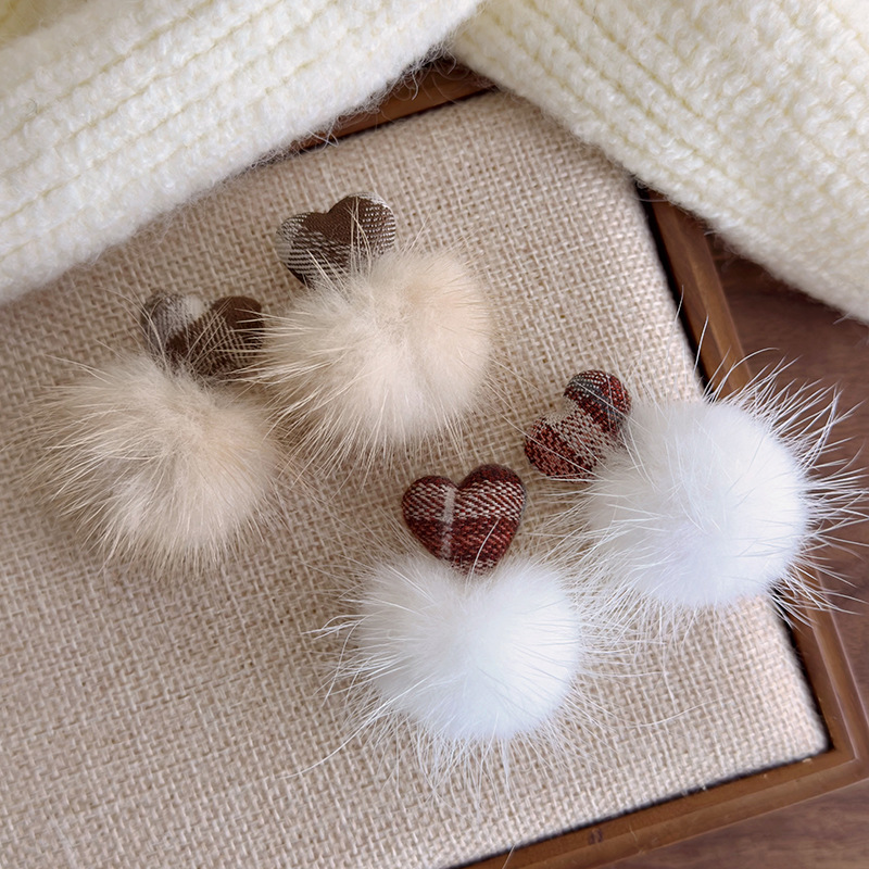 하트형 페이크 퍼 볼 귀걸이