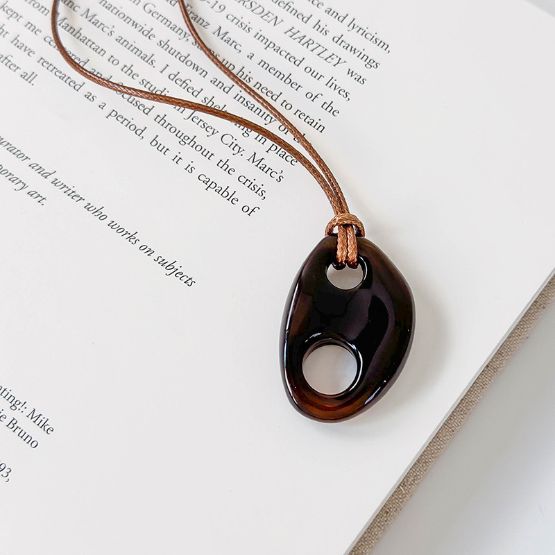 Collana Lunga Nera con Pendente Resina Naso di Maiale