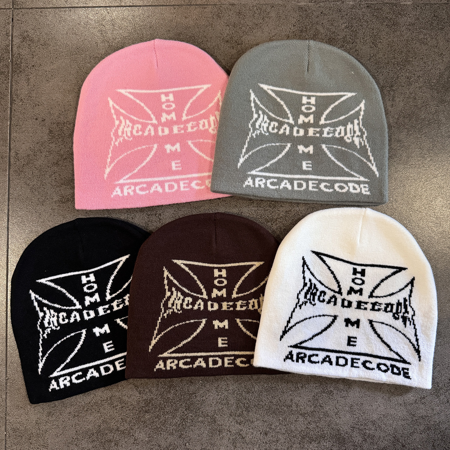 Gorro de Malha com Letras Cruzadas