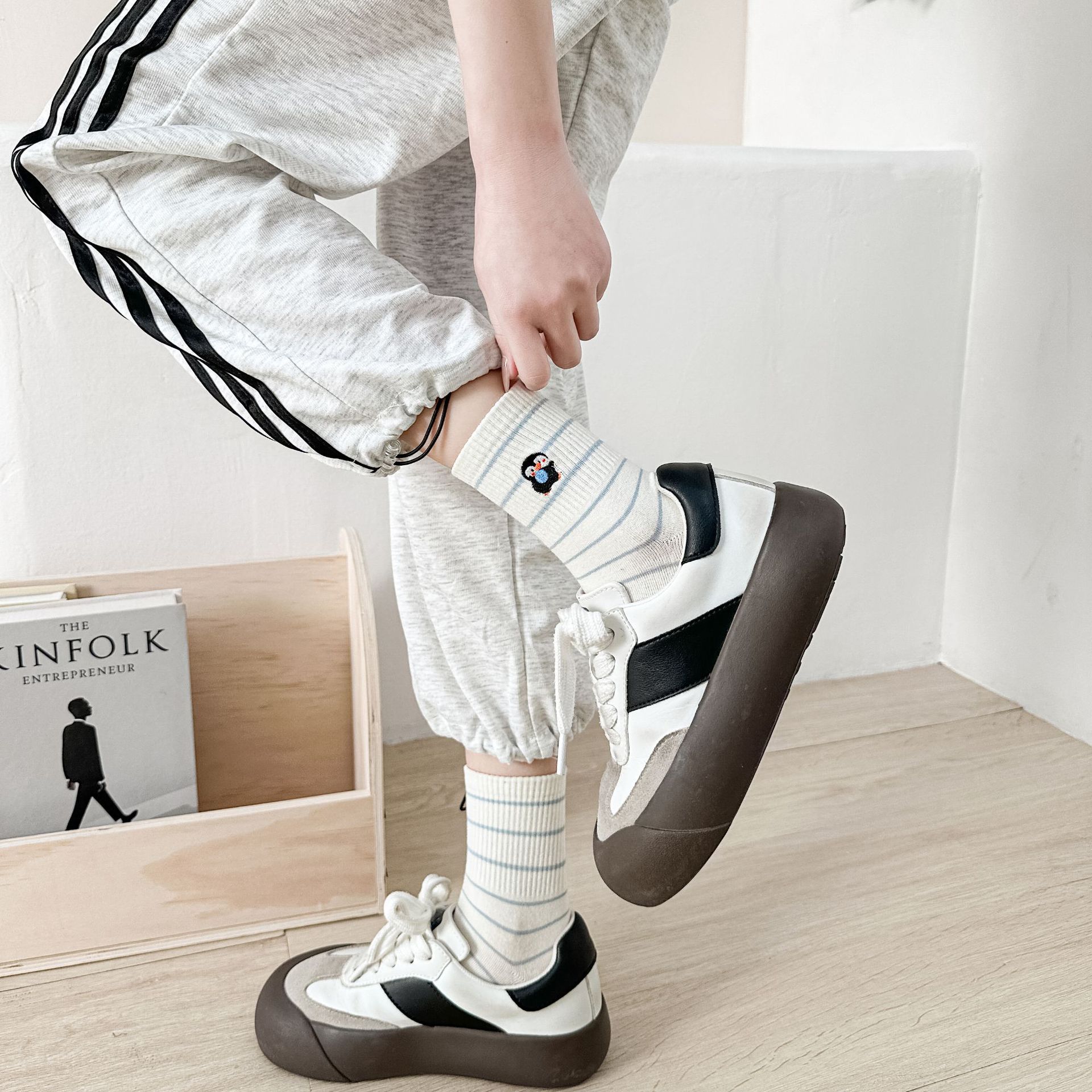 Meias Mid-Calf Femininas Bordadas com Listras e Desenhos Animados