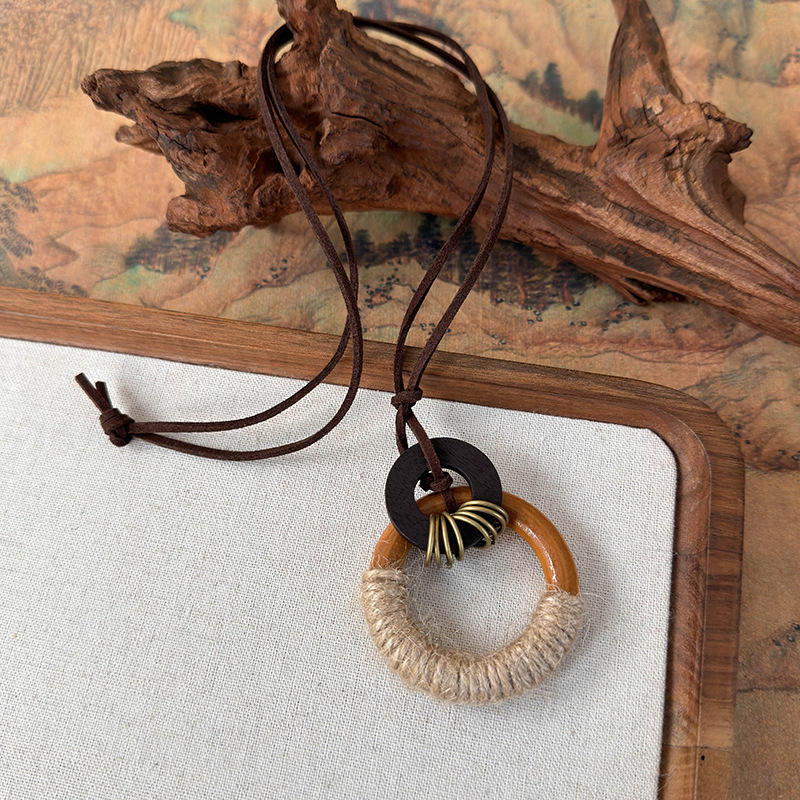 Довге богемне намисто з дерев'яною підвіскою-листком