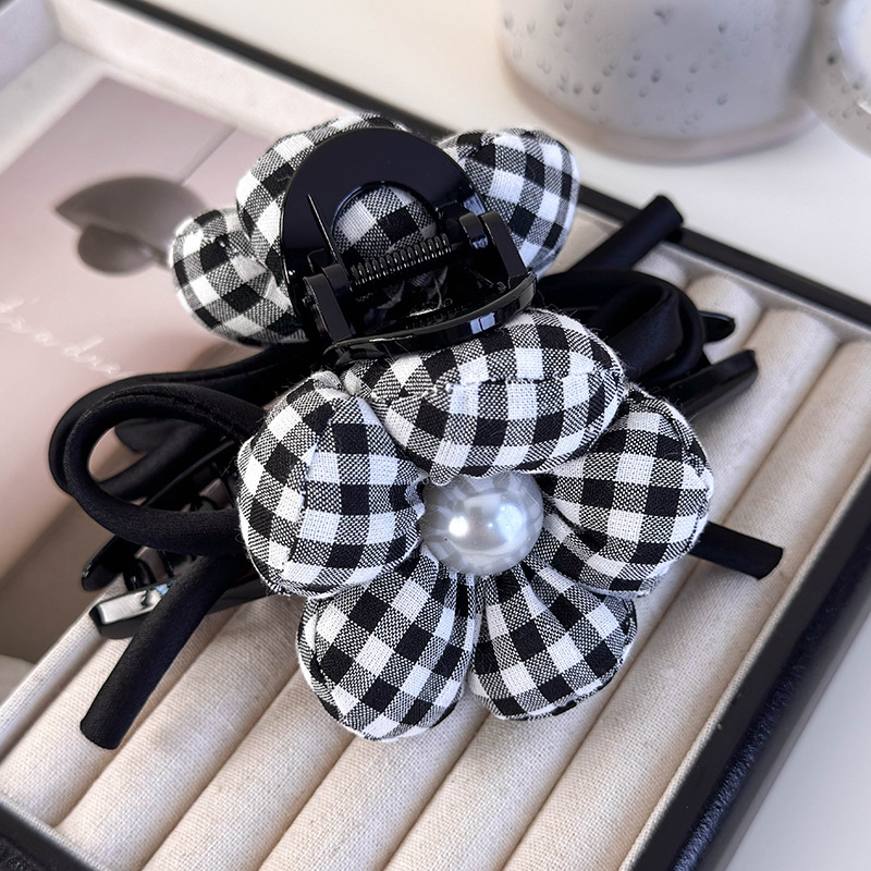 Μαύρο-Λευκό Καρέ Κλιπ Μαλλιών με Λουλούδι και Μαργαριτάρι