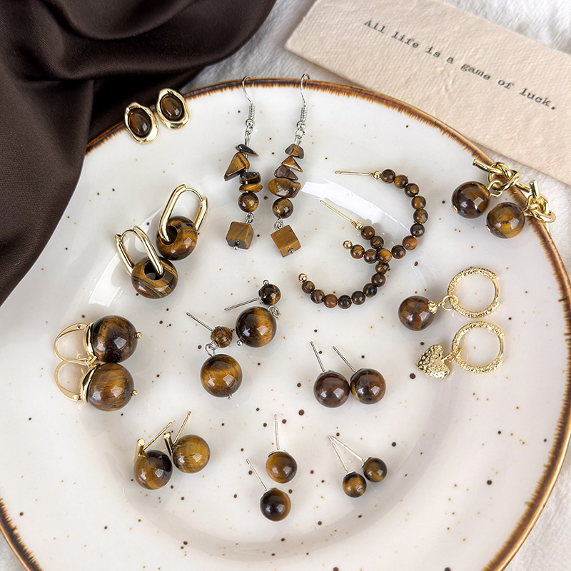 أقراط متدلية من عين النمر