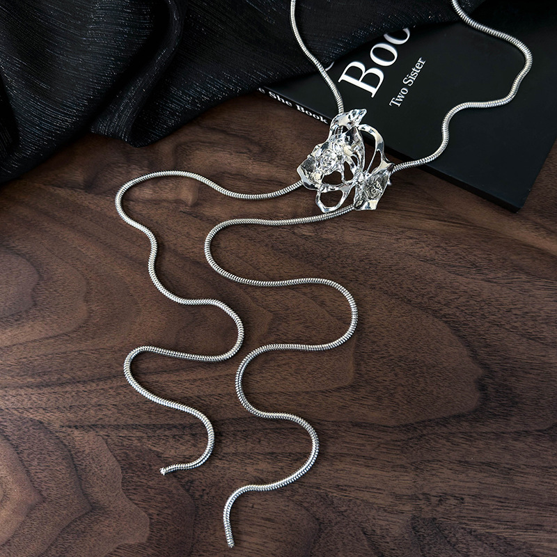 Collana con Rosa Traforata