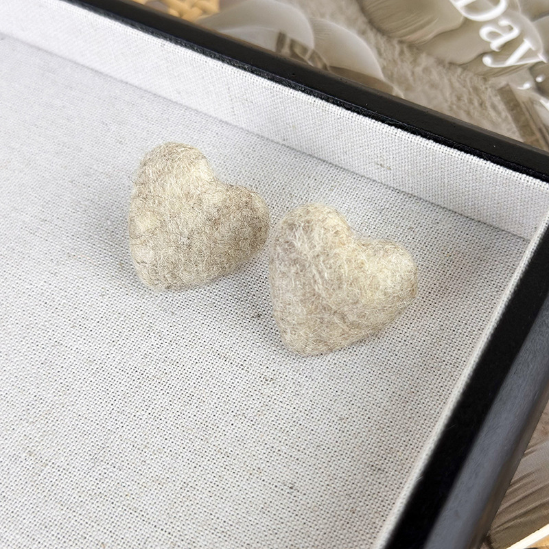 플러시 하트 귀걸이