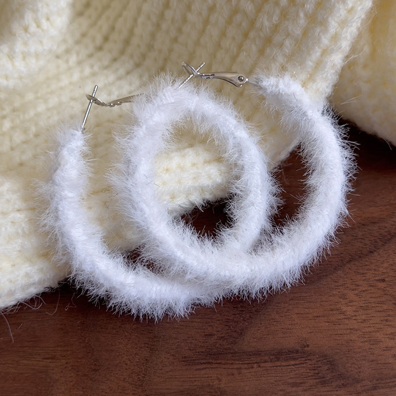 ต่างหูวงกลมขนปุย