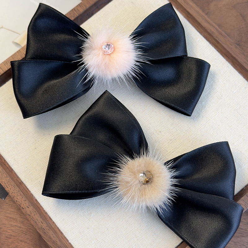 Satynowa Spinka do Włosów z Kokardą i Pomponem