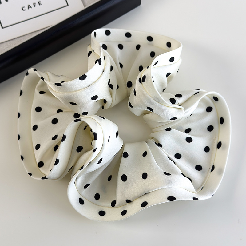 Franska Satäng Polka Dot Ruffle Scrunchy