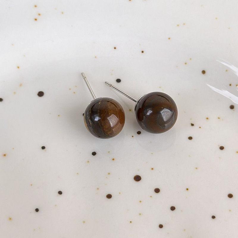 أقراط متدلية من عين النمر