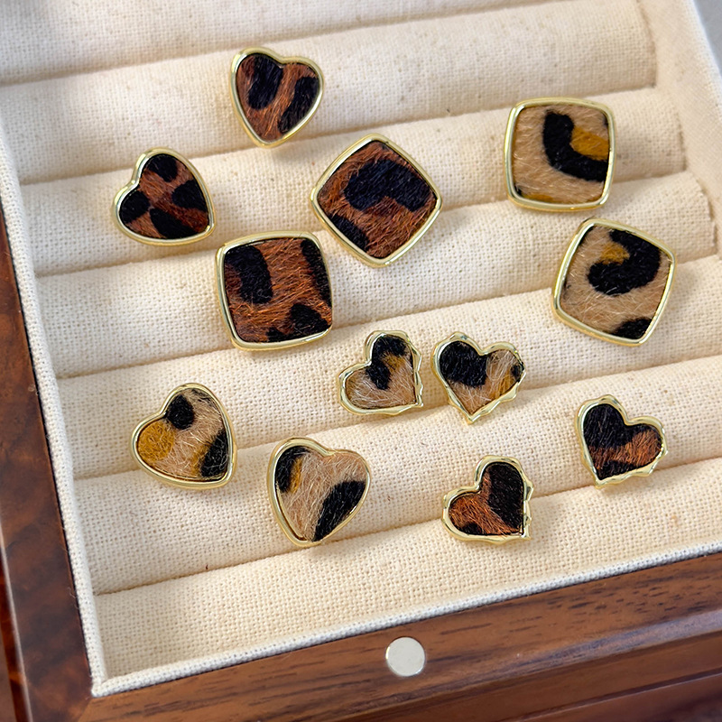 Geometrické Náušnice Srdce s Leopardím Potiskem