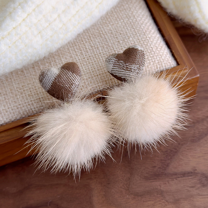 하트형 페이크 퍼 볼 귀걸이