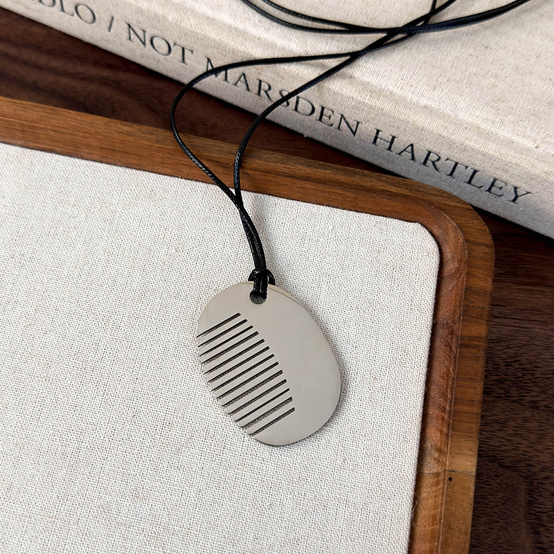 Намисто з кулоном-гребінцем