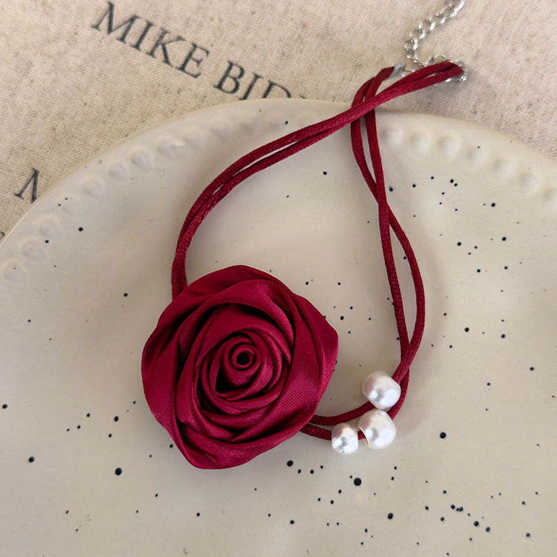 Кольє-чокер з трояндою та камелією