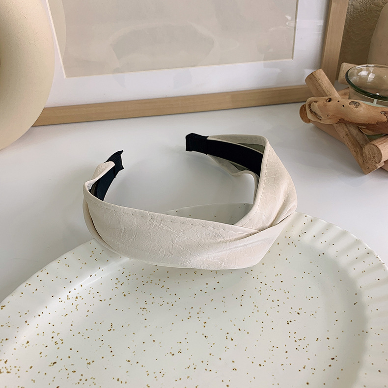 Diadema Cruz Ancha de Cuero PU