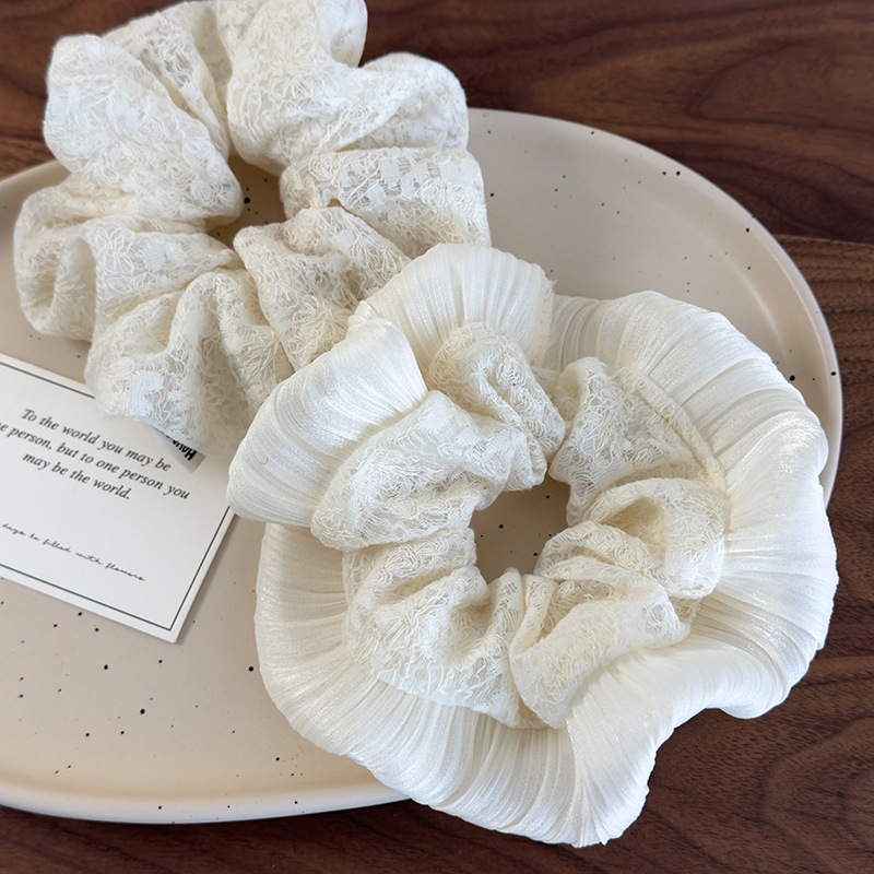 Κεντημένα κορδόνια με οδοντωτή άκρη