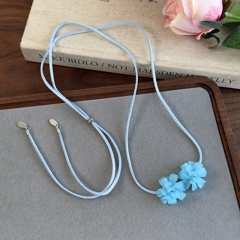 قلادة تشوكر بزهرة الكاميليا