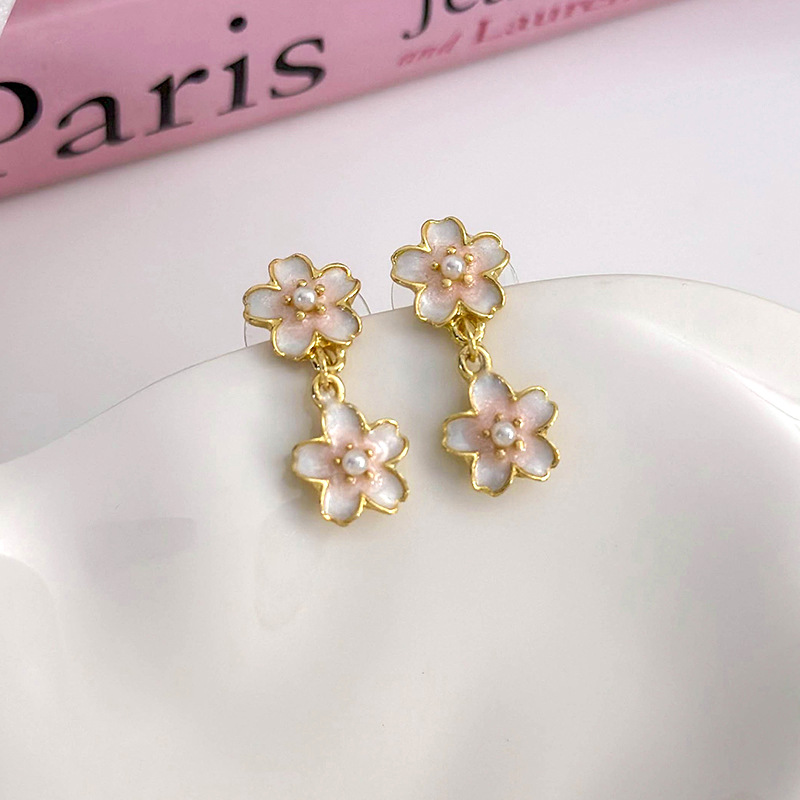 أقراط زهرية بالمينا بتصميم أزهار الكرز