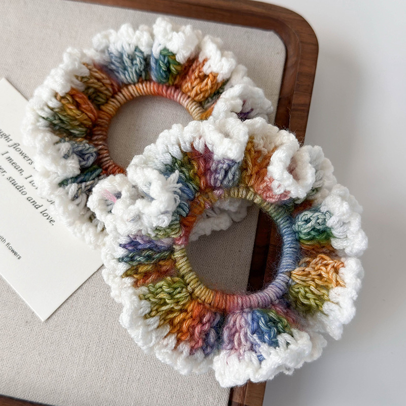 Handstickade Ull Scrunchies