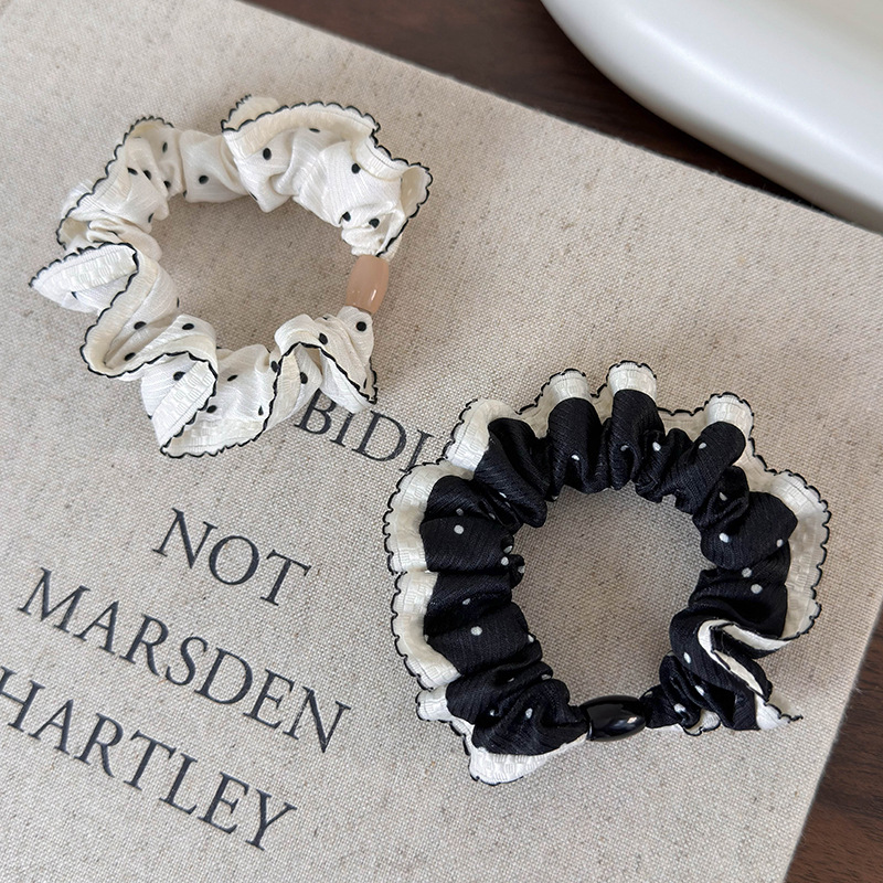 ربطات الشعر المخملية ذات الدانتيل والنقاط