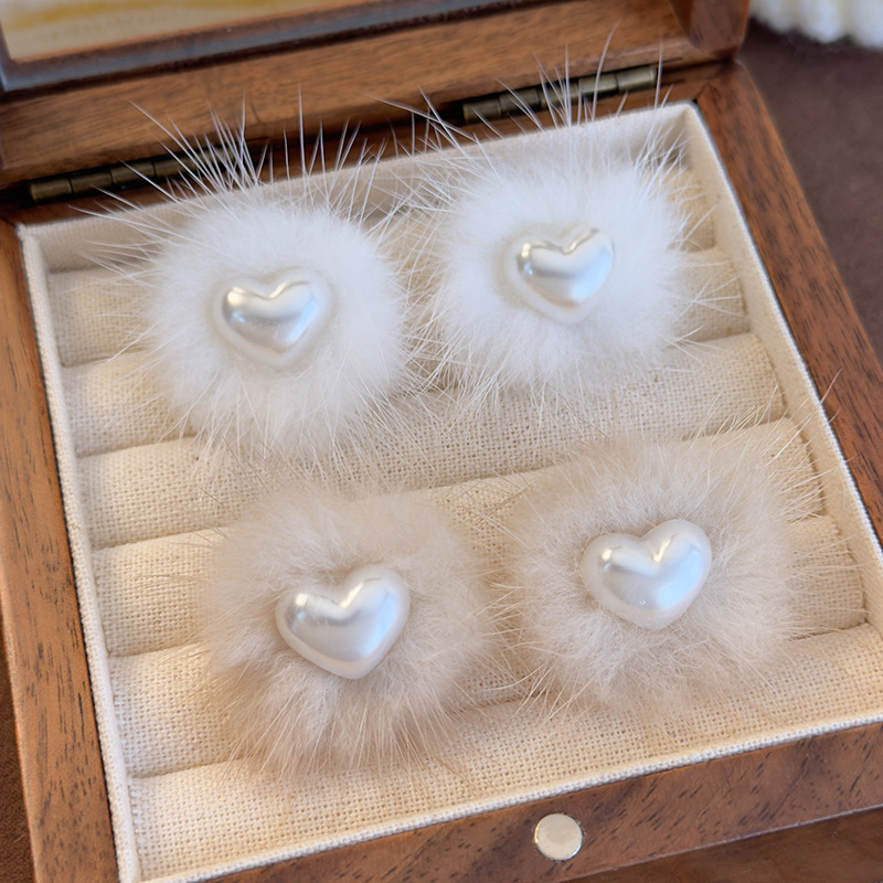 Pendientes de Corazón con Perlas y Piel Sintética