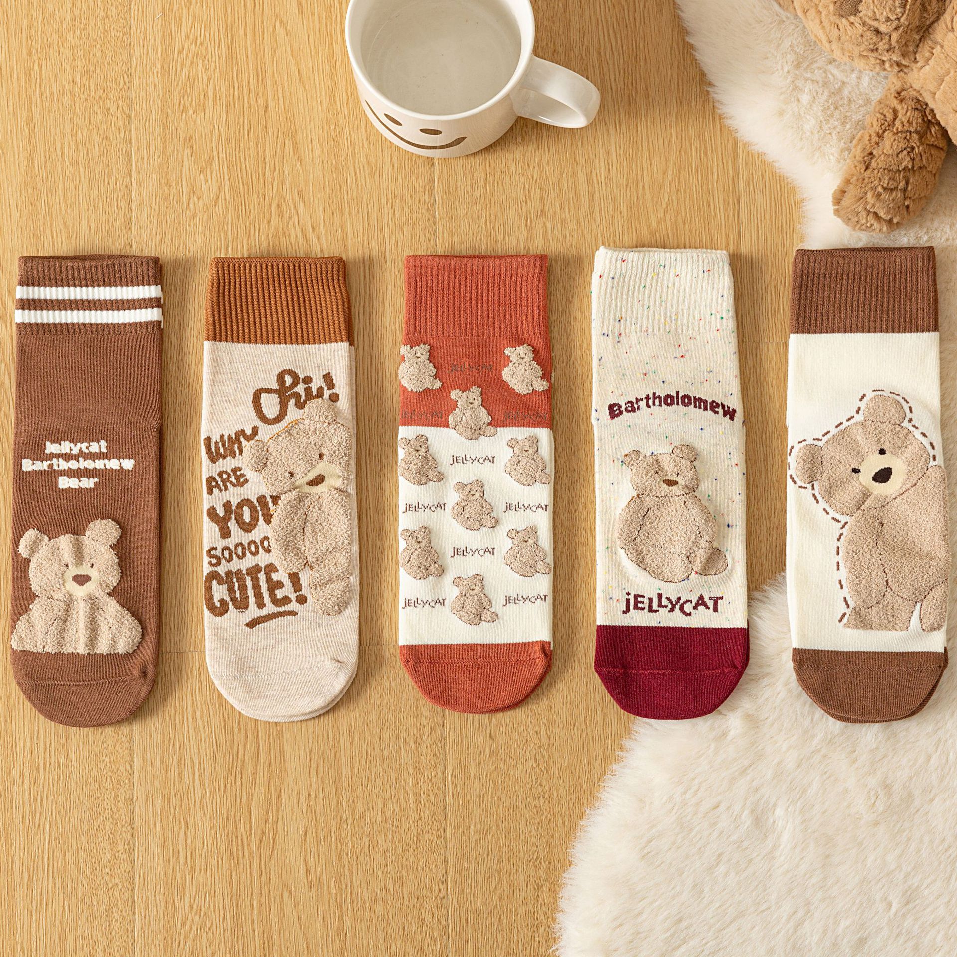 Meias Femininas com Estampa Xadrez e Ursos de Desenho Animado