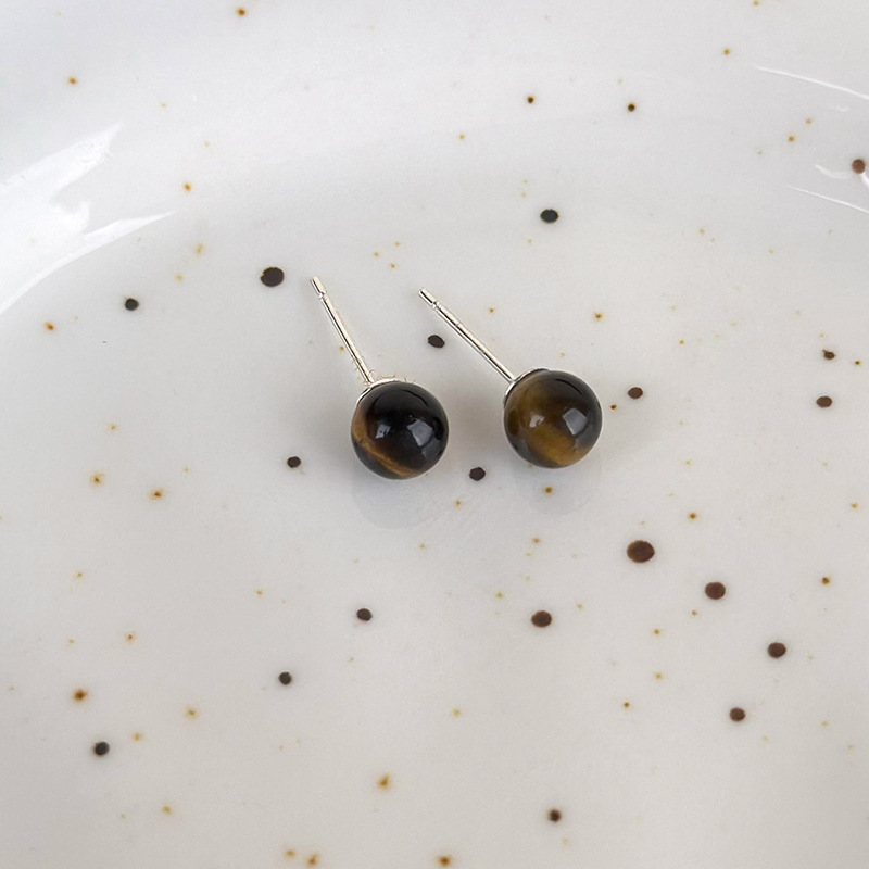 أقراط متدلية من عين النمر