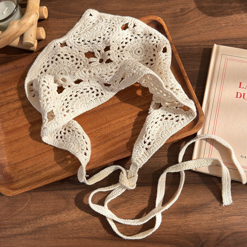 Eșarfă Triunghiulară cu Dantelă Croșetată