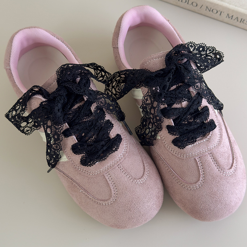 أربطة أحذية رياضية بيضاء كلاسيكية