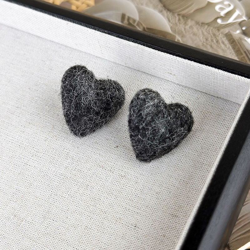 플러시 하트 귀걸이