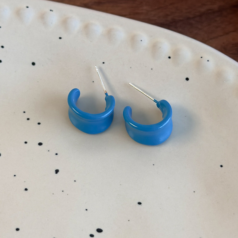 أقراط مينا متقاطرة على شكل C