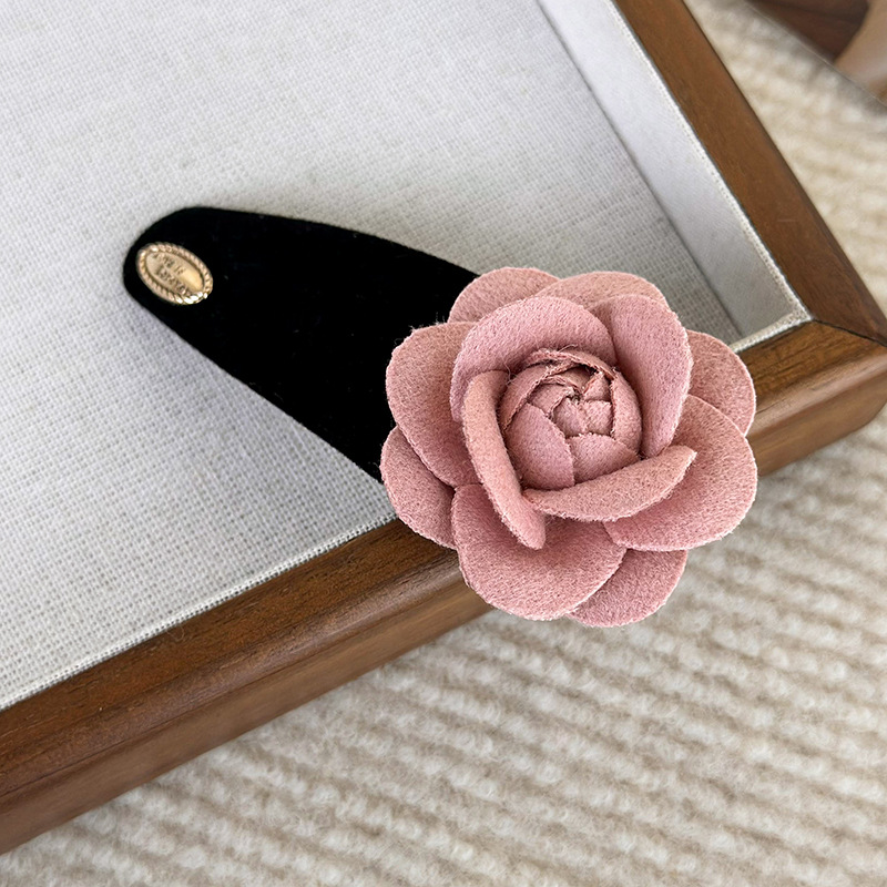 Horquillas y Cintas para el Pelo de Camelia Rosa en Terciopelo Negro