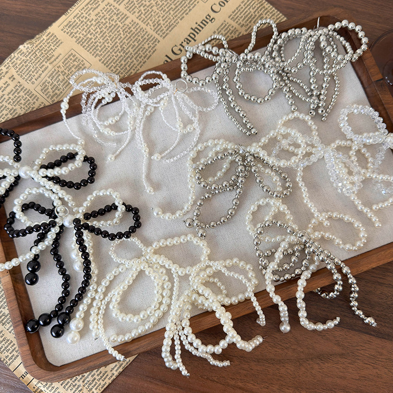 مشبك حذاء بكعبة من اللؤلؤ الرمادي الفضي