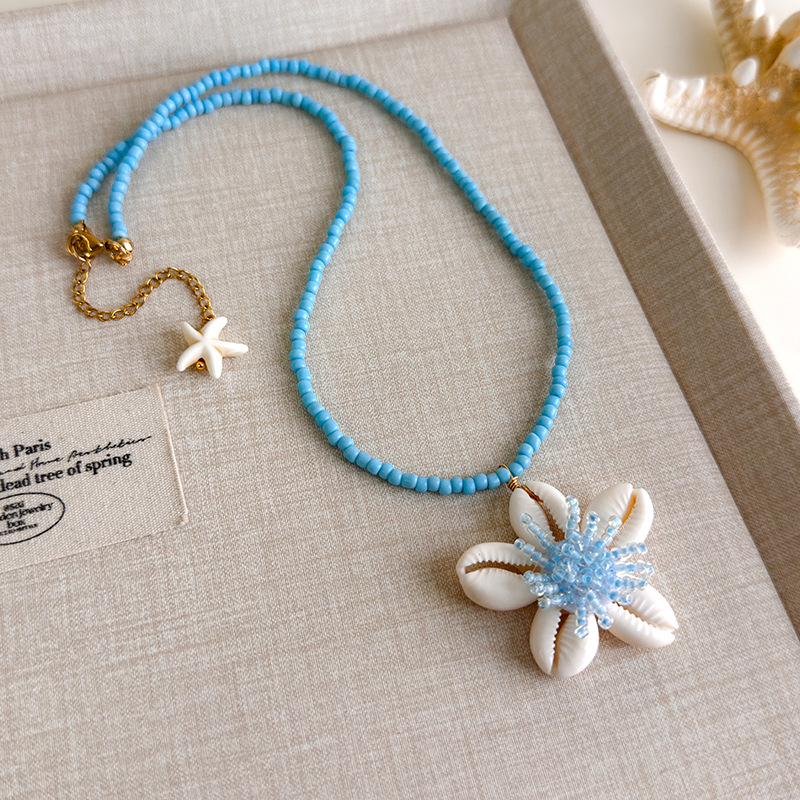 Блакитне намисто з мушлями та намистинами