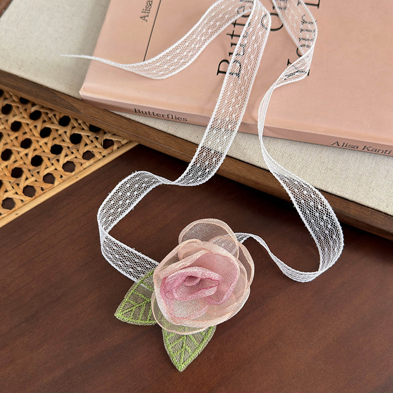 قلادة شوكر بالورد المجفف