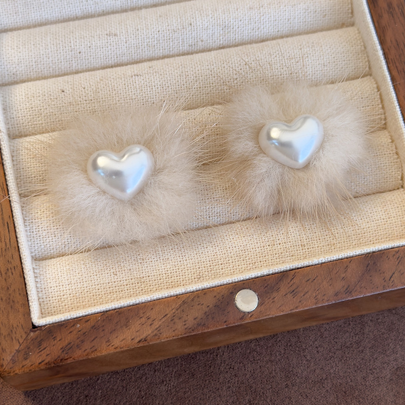 Pendientes de Corazón con Perlas y Piel Sintética