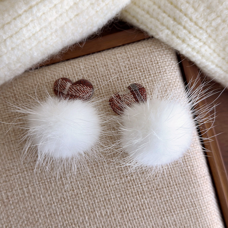 하트형 페이크 퍼 볼 귀걸이