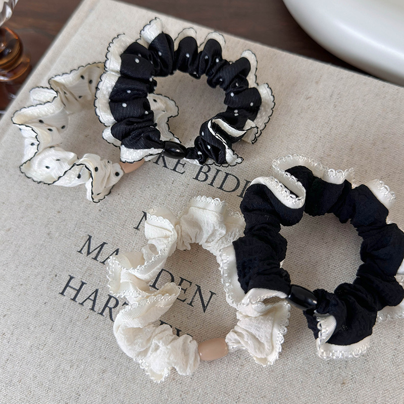 ربطات الشعر المخملية ذات الدانتيل والنقاط