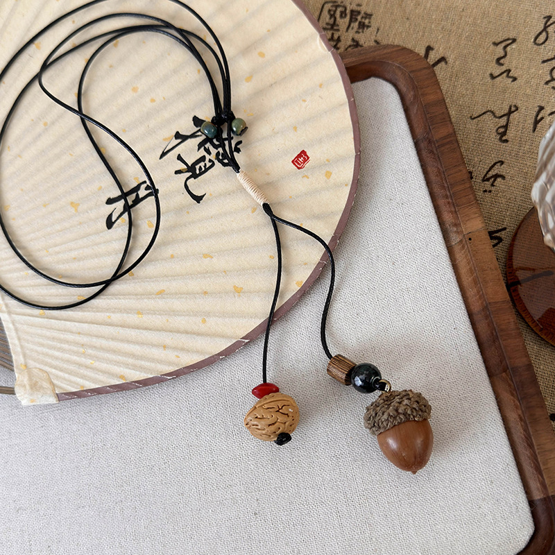 قلادة صنوبر خزفية مضفورة