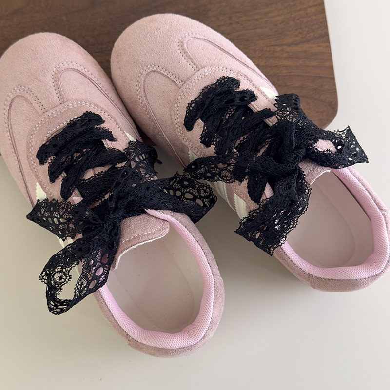 أربطة أحذية رياضية بيضاء كلاسيكية