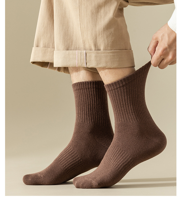 ถุงเท้ากีฬา Mid-Calf สีทึบ