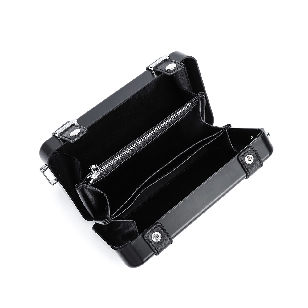 ハードシェルクロスボディバッグ