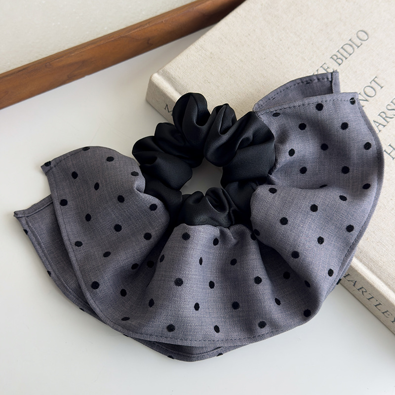 グレー水玉スクランチー