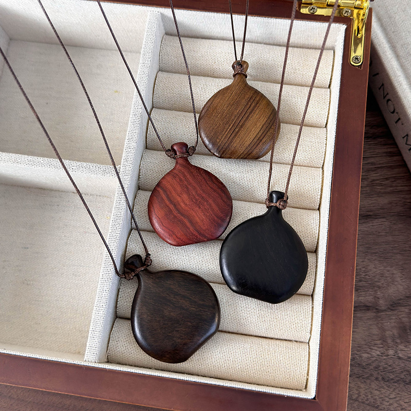 Вінтажний Намисто з Дерев'яним Кулоном Пляшки