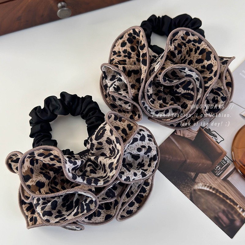 Leopardmönstrad Ruffle Blomma Scrunchy