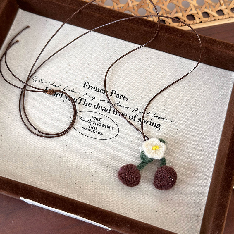 Набор Серёжек и Ожерелья с Вишнями Вязаный Крючком