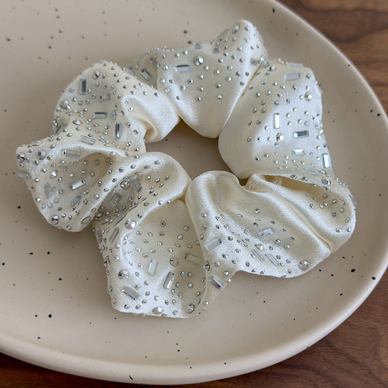 Scrunchies și Bande de Păr cu Strass