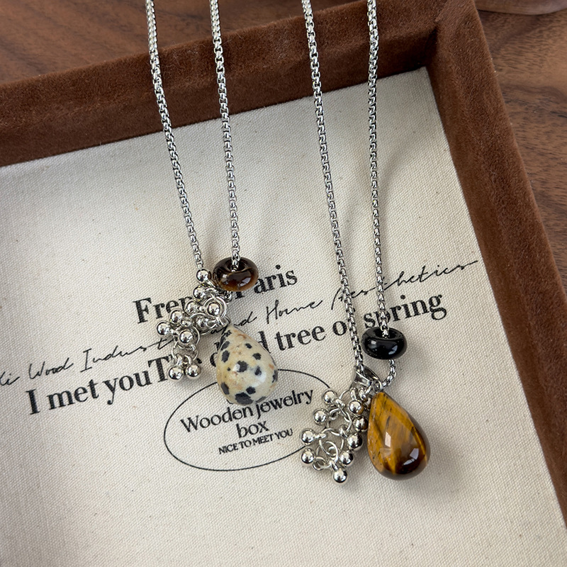 Намисто з Підвіскою у Формі Грона Винограду з Оком Тигра