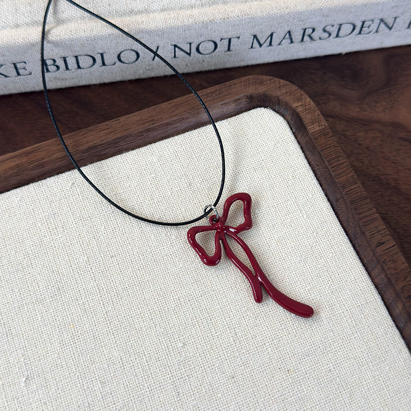 Намисто з Червоним Бантом