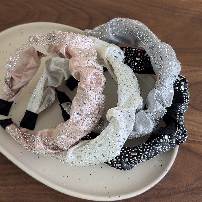 Scrunchies și Bande de Păr cu Strass