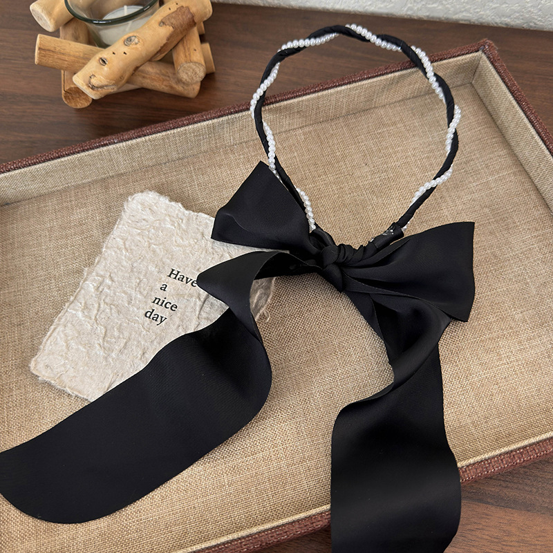 Fita de Cabelo de Cetim com Pérolas